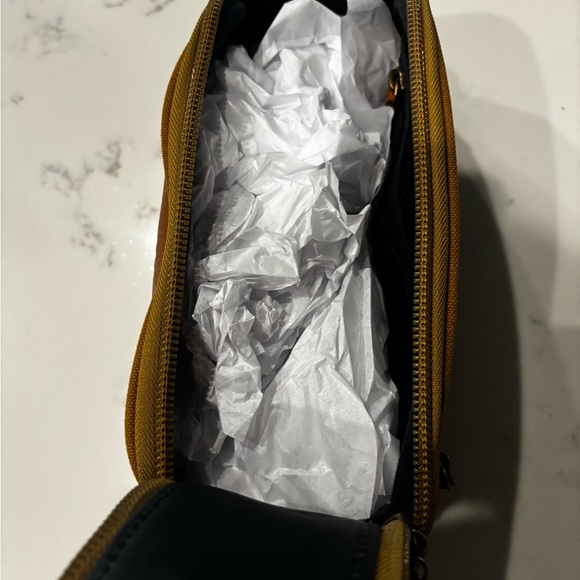 Orvis Tan and Brown Toiletry Bag - Picture 9 of 11